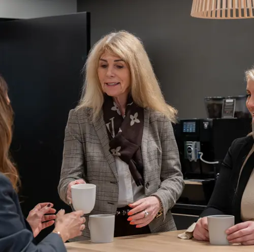 Rekrutterere i Temp-Team avdeling Oslo drikker kaffe